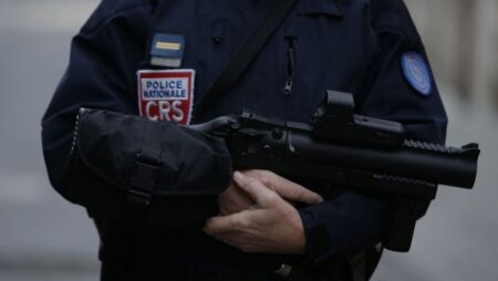 Un CRS se suicide avec son arme de service . En milieu de semaine, un policier de la CRS 20 de 55 ans en poste à Limoges s'est son arme de service.