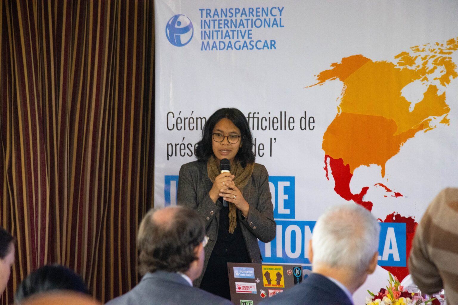 la directrice excecutive de transparency international pendant la presentation de l'IPC2023